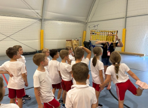 Uczniowie z klasy 1b podczas zajęć pokazowych z NeuroSport.