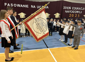Przedstawiciele klas pierwszych ślubują na sztandar szkoły.