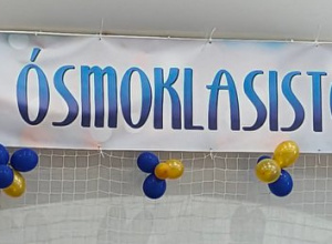 Baner z napisem Bal Ósmoklasisty.