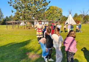 Rytualny taniec Indian w wykonaniu uczniów klasy 3a i 3b.