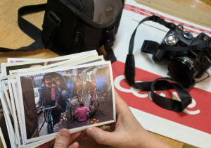 Zdjęcia i aparat fotograficzny.