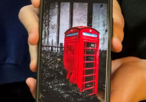 Zdjęcie czerwonej budki fotograficznej w telefonie.