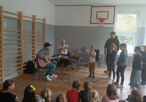 Uczniowie wspólnie tworzą muzykę, naśladując różne instrumenty.