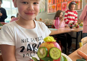 Praca Hani z jabłka i plasterków ogórka.