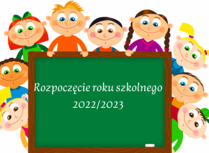 dzieci wyglądaja zza zielonej tablicy szkolnej, na której jest napis: Rozpoczecie roku szkolnego 2022/2023