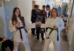 Dwie dziewczynki w strojach karateków.