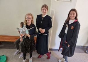 Trzy dziewczynki w strojach z Harrego Pottera