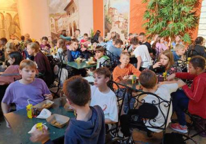 Uczniowie naszej szkoły podczas posiłku
