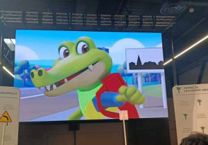 Animowany krokodyl jako bohater opowiadający o bezpieczeństwie dzieci.