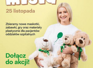 Plakat z postacią kobiety trzymającą pluszowe misie oraz napisami.