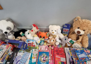 Zbiór zabawek zebranych przez uczniów naszej szkoły dla dzieci w szpitalach.