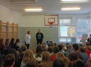 Widok na salę z zebranymi uczniami i aktorem Teatru im. St. Jaracza.