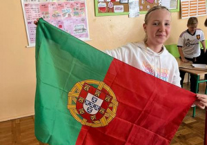 Dziewczynka z flagą Portugalii.