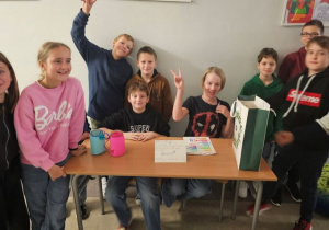 Grupa uczniów z klasy 5b pozuje do zdjęcia podczas zabaw andrzejkowych
