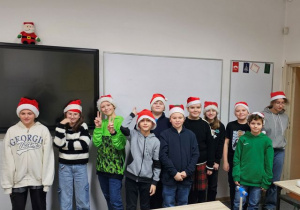 Klasa 5b prezentuje swoje Mikołajkowe czapki.