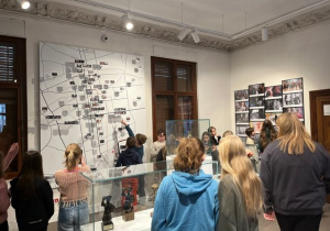 Młodzież z klasy 5a zwiedza sale wystawowe muzeum.