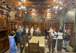 Dzieci zwiedzają sale pałacu, w którym zlokalizowane jest Muzeum Kinematografii.