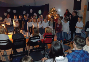 Występ uczniów klasy 2a podczas koncertu kolęd.