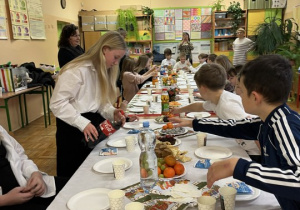 Wigilijny stół w klasie 5a.