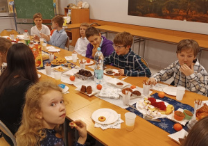 Uczniowie klasy 6b przy stole podczas spotkania wigilijnego.