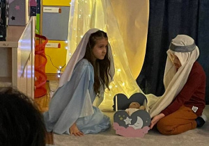 Dwójka uczniów odgrywa scenkę z narodzenia Jezusa.
