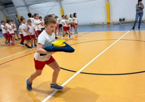 Konkurencja sportowa polegająca na przenoszeniu przedmiotów na odległość.