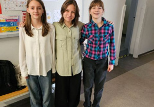 Trzy dziewczynki z klasy 6a pokazują swoje koszule.
