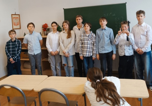 Uczniowie klasy 6b w koszulach.