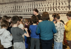 Uczniowie 3 b podczas zwiedzania ekspozycji w Muzeum Fabryki.