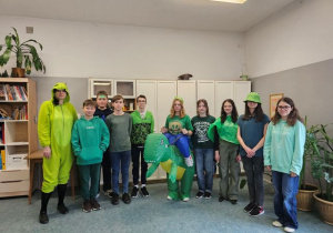 Klasa 7b z wychowawczynią w zielonych strojach.