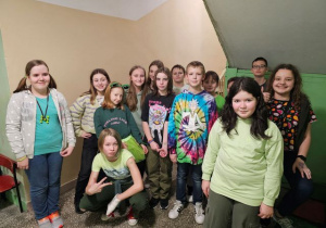 Klasa 4b świętuje Dzień Żaby w zielonych strojach.