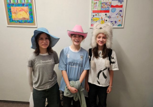 Trzy dziewczynki z 6a pokazują swoje kapelusze.