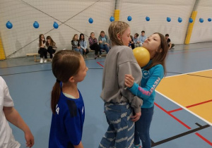 Podawanie sobie balona bez użycia rąk - konkurencja rozgrywana w klasie 5a..