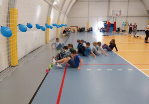 Uczniowie klasy 4a w jednej z konkurencji Niebieskich Igrzysk.