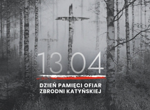 Czarno-biała grafika, na tle brzozowego lasku - napis 13.04. Dzień Pamięci Ofiar Zbrodni Katyńskiej, w tle krzyż.
