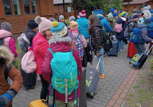 Uczniowie z bagażami w Ośrodku w Giewartowie.