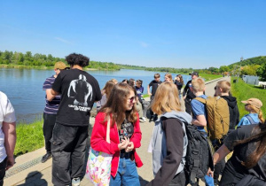 Uczniowie na bulwarach nad Wisłą w Kazimierzu Dolnym.