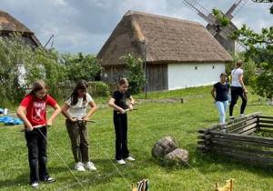 Zawody dziewcząt w zwijaniu przędzy.