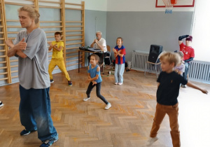 Breakdance w wykonaniu uczniów klas 1 - 3.