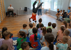 Taniec breakdance w wykonaniu pana Bartka.