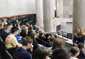 Uczniowie klas 8 siedzą na galerii sali posiedzeń Sejmu RP