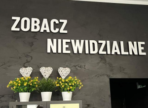 Napis z Muzeum Ciemności: "Zobacz niewidzialne"