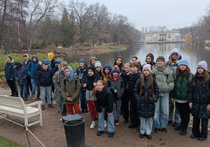 Uczestnicy wycieczki na tle Pałacu w Łazienkach Królewskich.