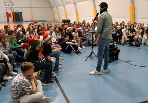 Uczniowie klas 4-6 podczas spotkania z Dobromirem Makowskim.