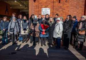 Uczestnicy obchodów pod tablicą upamiętniającą strajk włókniarek na terenie obecnej Manufaktury