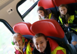 4 dziewczynki siedzą w pociągu