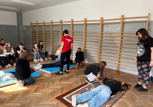 Klasa 6b podczas zajęć z udzielania pierwszej pomocy.