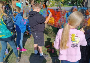 Uczniowie podczas warsztatów "Eksplozja kolorów"