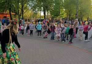 Wspólny taniec na boisku w Giewartowie.