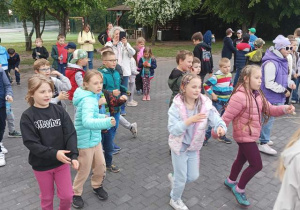 Wspólna rozgrzewka taneczna na zbiórce.